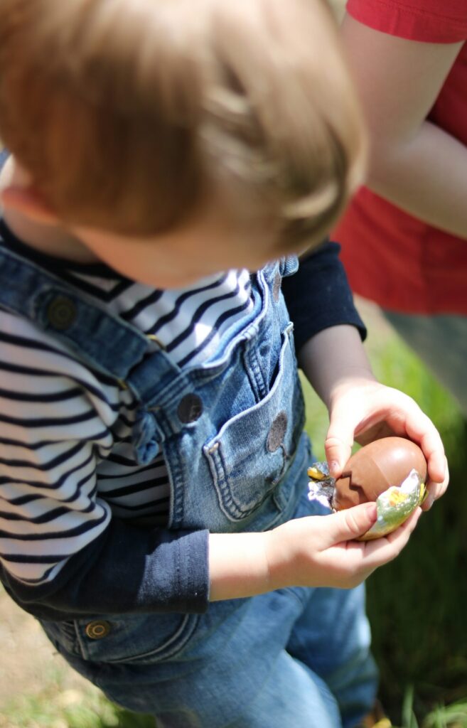 Conseils pour organiser une chasse aux œufs de Pâques réussie : idées de cachettes, organisation facile et choix des meilleurs chocolats.