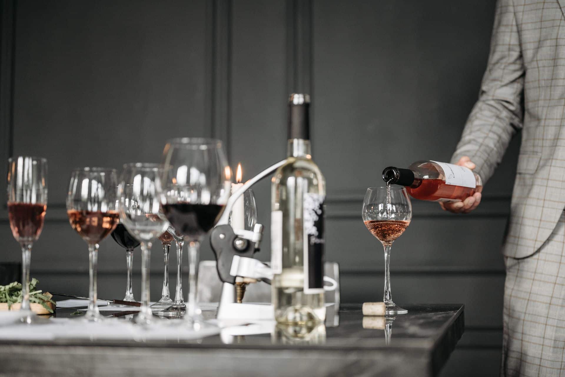 verre de vin servi en dégustation de vin