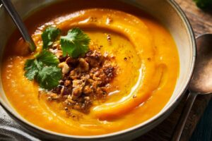 Velouté de carottes, coriandre et noisettes